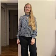 Tengo 19 años, y estoy estudiando un doble grado de comercio y turismo. Me encanta ayudar a niños a mejorar su inglés